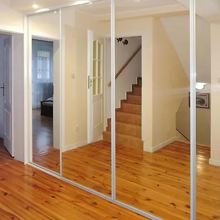 펜션 Terraced House Near Baltic Sea & Wolinski Park 미엥지즈드로예